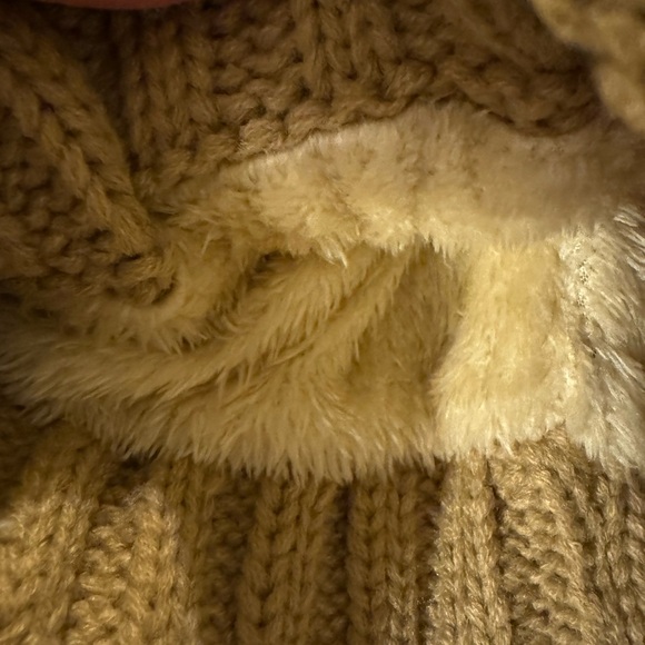UGG Australia Cable Knit Beige Beanie With Faux Fur Pom-Pom Fleece Lining Logo - Picture 10 of 11